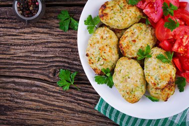 Kabak ve domates salatası ile tavuk pirzama. Sağlıklı yiyecekler. Üstte görüntü
