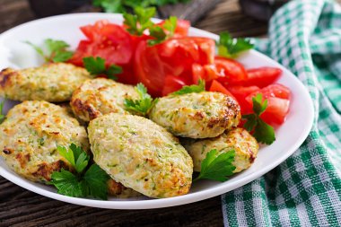 Kabak ve domates salatası ile tavuk pirzama. Sağlıklı gıda.