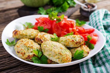 Kabak ve domates salatası ile tavuk pirzama. Sağlıklı gıda.