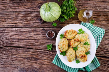 Kabak ile tavuk pirzama. Sağlıklı yiyecekler. Üstte görüntü