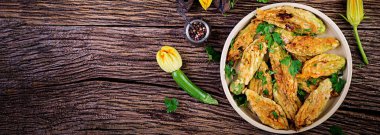 Kızarmış kabak çiçeklerricotta ve yeşil otlar ile doldurulmuş. Sebze