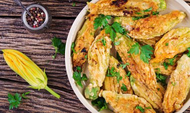 Kızarmış kabak çiçeklerricotta ve yeşil otlar ile doldurulmuş. Vegan yemek. İtalyan mutfağı. Üstte görüntü