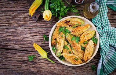 Kızarmış kabak çiçeklerricotta ve yeşil otlar ile doldurulmuş. Vegan yemek. İtalyan mutfağı. Üstte görüntü