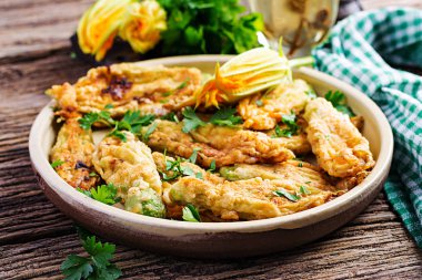 Kızarmış kabak çiçeklerricotta ve yeşil otlar ile doldurulmuş. Vegan yemek. İtalyan mutfağı.