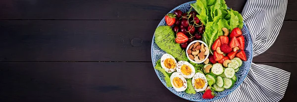 Тарілка з палео дієтичною їжею. Варені яйця, авокадо, огірок, нюанс — стокове фото