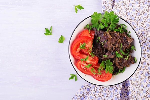 Fígado Vaca Assado Grelhado Com Salada Cebola Tomate Cozinha Médio — Fotografia de Stock