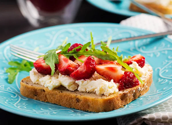 Sandwich Sănătos Căpșuni Brânză Cremă — Fotografie, imagine de stoc