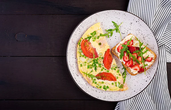 Tortilla Con Tomates Jamón Cebolla Verde Sándwich Con Fresa Sobre — Foto de Stock