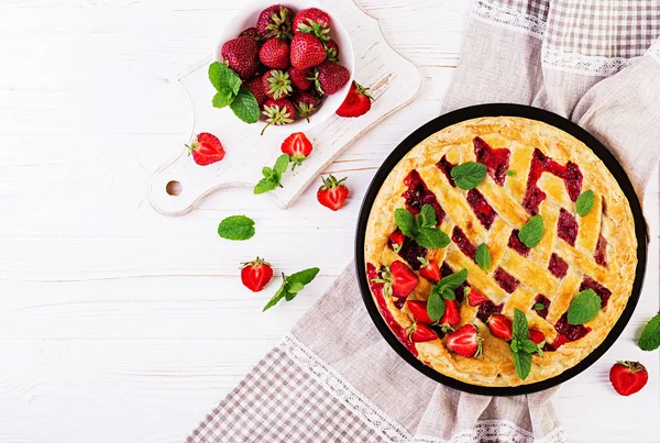 美国草莓馅饼馅饼蛋糕甜烤糕点食品在白色的木桌上 顶部视图 — 图库照片