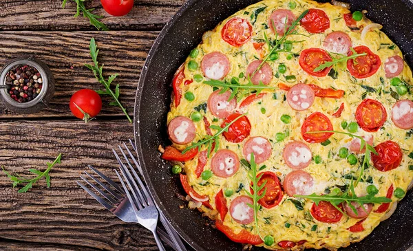 Omelette Aux Tomates Saucisses Pois Verts Dans Style Rustique Frittata — Photo