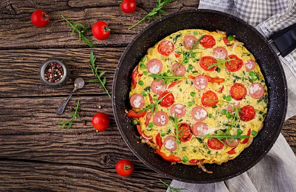Omelette Mit Tomaten Wurst Und Grünen Erbsen Rustikalen Stil Frittata — Stockfoto