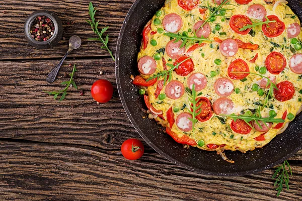 Omelete Com Tomate Salsicha Ervilhas Verdes Estilo Rústico Frittata Omeleta — Fotografia de Stock