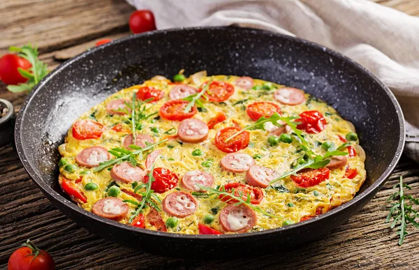 Omelette Mit Tomaten Wurst Und Grünen Erbsen Rustikalen Stil Frittata — Stockfoto