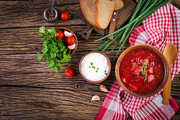 伝統的なウクライナのロシアのボルシュトやボウルの赤いスープ トップビュー — ストック写真