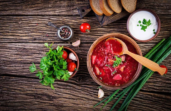 伝統的なウクライナのロシアのボルシュトやボウルの赤いスープ トップビュー — ストック写真