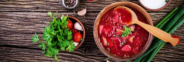 Traditionell ukrainska ryska borscht eller röd soppa i skålen. — Stockfoto