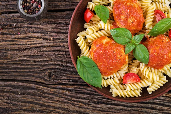 Fusilli Pasta Met Gehaktballetjes Tomatensaus Basilicum Schaal Italiaanse Gerechten Bovenaanzicht — Stockfoto