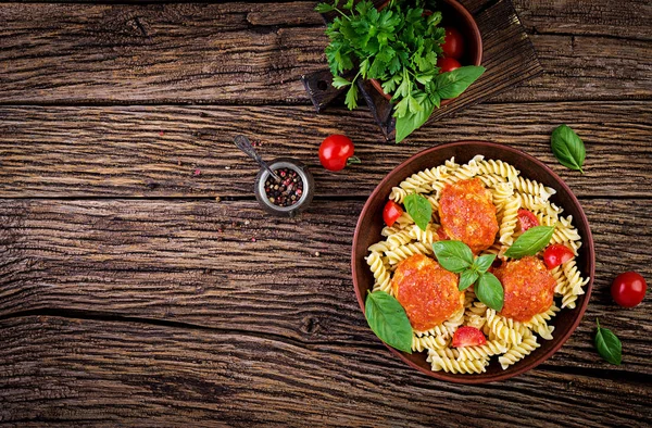 Fusilli Nudeln Mit Frikadellen Tomatensauce Und Basilikum Schüssel Italienische Küche — Stockfoto