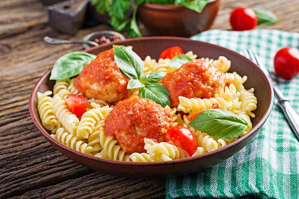 Domates Soslu Köfteli Fusilli Makarna Kasede Fesleğen Talyan Mutfağı — Stok fotoğraf