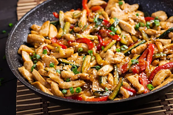 Stek Kyckling Zucchini Paprika Och Grön Lök Asiatiska Köket — Stockfoto
