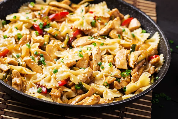 Mescolare pollo fritto, pasta farfalle, zucchine, peperoni dolci e gr. — Foto Stock
