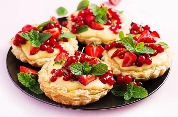 Tartes Aux Fraises Groseilles Crème Fouettée Décorées Feuilles Menthe — Photo