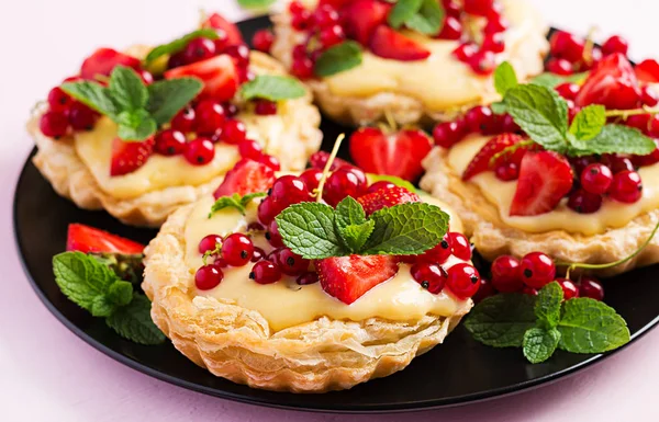 Tartes Aux Fraises Groseilles Crème Fouettée Décorées Feuilles Menthe — Photo