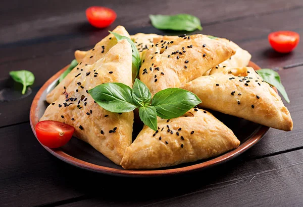 Азиатская Еда Samsa Samosa Филе Курицы Зеленые Травы Деревянном Фоне — стоковое фото