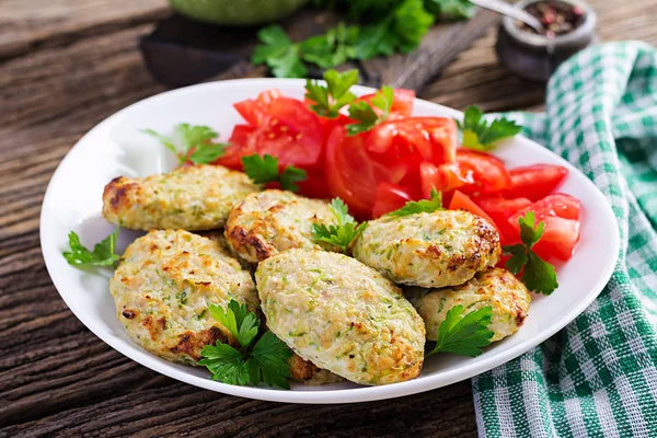 Kyckling Kotlettet Med Zucchini Och Tomatsallad Hälsosam Mat — Stockfoto