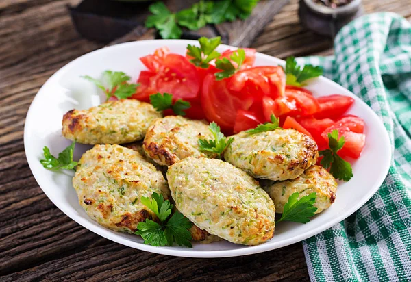 Costeleta Frango Com Abobrinha Salada Tomate Alimentos Saudáveis — Fotografia de Stock