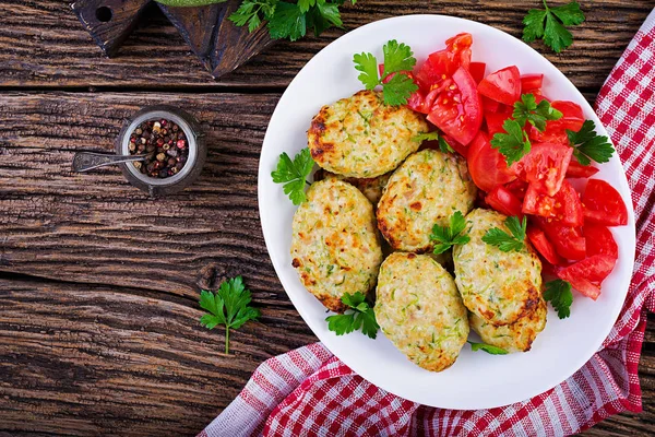 Chuleta Pollo Con Calabacín Ensalada Tomates Comida Saludable Vista Superior — Foto de Stock