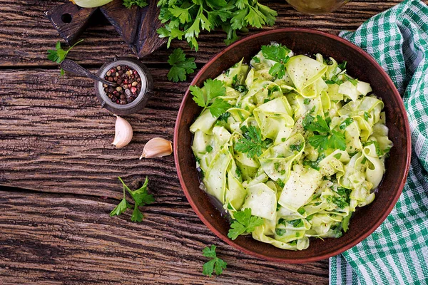 Salada Abobrinha Marinada Especiarias Comida Vegan Refeição Saudável Vista Superior — Fotografia de Stock
