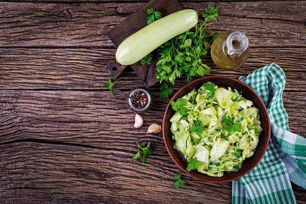 Salat Aus Marinierten Zucchini Gewürzen Veganes Essen Gesunde Mahlzeit Ansicht — Stockfoto