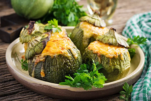 Zucchini Plněné Mletého Masa Sýra Zelených Bylin Pečené Troubě Horní — Stock fotografie