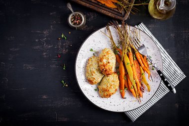 Kekik ve pirzama / köfte tavuk eti ve kabak ile Fırında organik havuç. Diyet yemekleri. Üstte görüntü
