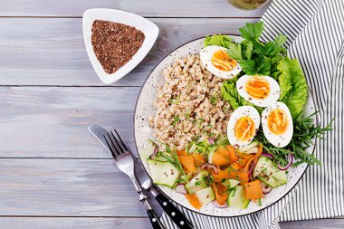 Yulaf ezmesi, kabak, marul, havuç ve haşlanmış yumurta ile kahvaltı kase. Taze salata. Sağlıklı yiyecekler. Vejetaryen buda kase. Üstte görüntü