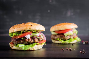 Büyük sandviç - sığır eti, domates, kırmızı soğan ve marul ile hamburger burger.