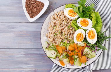 Yulaf ezmesi, kabak, marul, havuç ve haşlanmış yumurta ile kahvaltı kase. Taze salata. Sağlıklı yiyecekler. Vejetaryen buda kase. Üstte görüntü