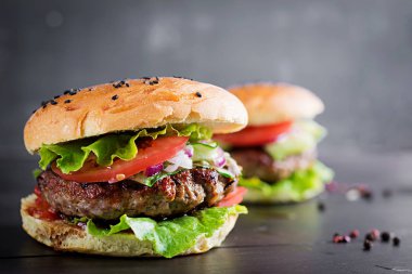 Büyük sandviç - sığır eti, domates, kırmızı soğan ve marul ile hamburger burger.