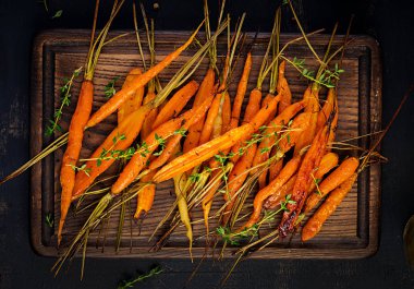 Kekik, bal ve limon ile pişmiş organik havuç. Organik vegan yiyecekler. Üstte görüntü