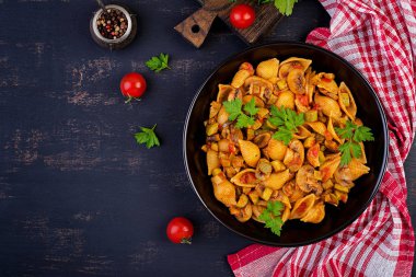 Conchiglie makarna. Mantar, kabak ve domates soslu İtalyan makarna kabukları. Üstte görüntü