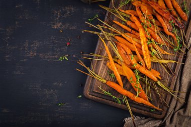 Kekik, bal ve limon ile pişmiş organik havuç. Organik vegan yiyecekler. Üstte görüntü