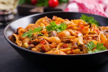 Conchiglie makarna. Mantar, kabak ve domates soslu İtalyan makarna kabukları.