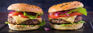 Büyük sandviç - sığır eti, domates, peynir ve hamburger burger 