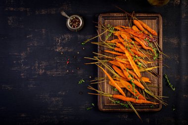 Kekik, bal ve limon ile pişmiş organik havuç. Organik vegan yiyecekler. Üstte görüntü