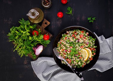 Tabbouleh salatası. Geleneksel Ortadoğu ya da Arap yemeği. Maydanoz, nane, bulgur ve domatesli Levantine vejetaryen salatası. Üst görünüm