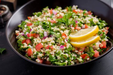 Tabbouleh salatası. Geleneksel Ortadoğu ya da Arap yemeği. Maydanoz, nane, bulgur ve domatesli Levantine vejetaryen salatası..