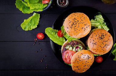 Büyük sandviç - sığır eti, domates, peynir ve marul ile hamburger burger. Üst te. Düz yatıyordu