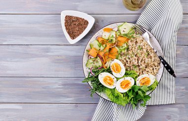 Yulaf ezmesi, kabak, marul, havuç ve haşlanmış yumurta ile kahvaltı kase. Taze salata. Sağlıklı yiyecekler. Vejetaryen buda kase. Üstte görüntü