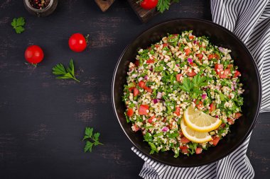 Tabbouleh salatası. Geleneksel Ortadoğu ya da Arap yemeği. Maydanoz, nane, bulgur ve domatesli Levantine vejetaryen salatası. Üst görünüm